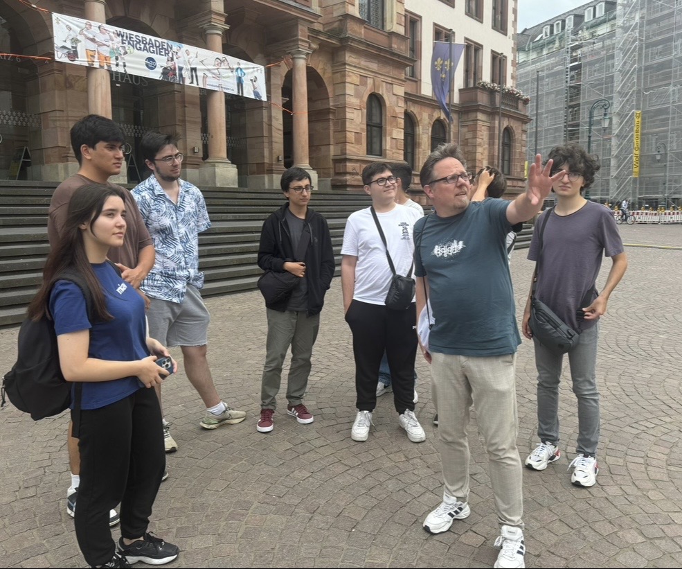 Alexander Henrich mit internationalen Schülerinnen und Schülern bei einem Bildungsprogramm in Deutschland