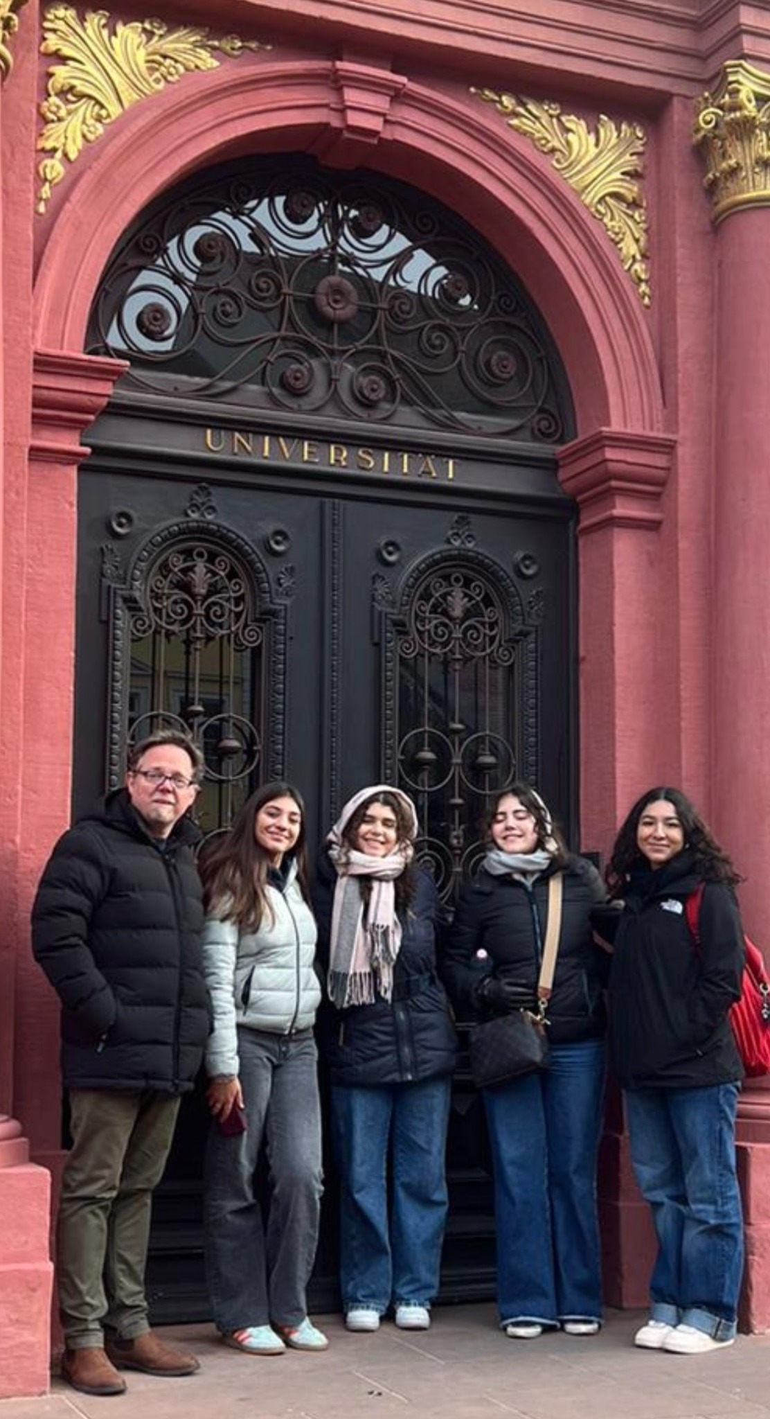 Alexander Henrich mit internationalen Teilnehmerinnen vor einer Universität in Deutschland