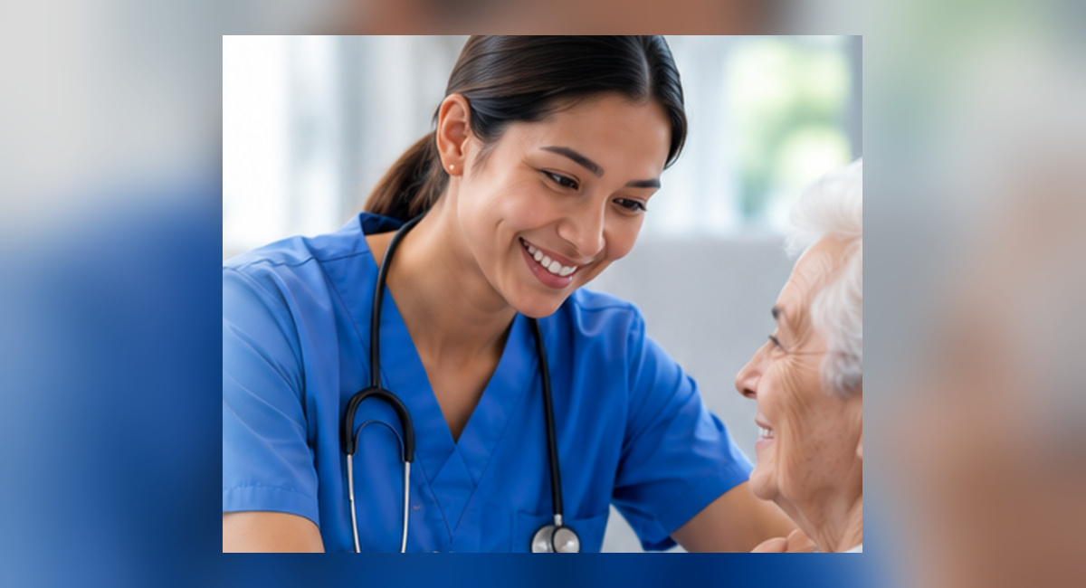 Pflegefachkraft im Gespräch mit einer älteren Patientin – Symbolbild