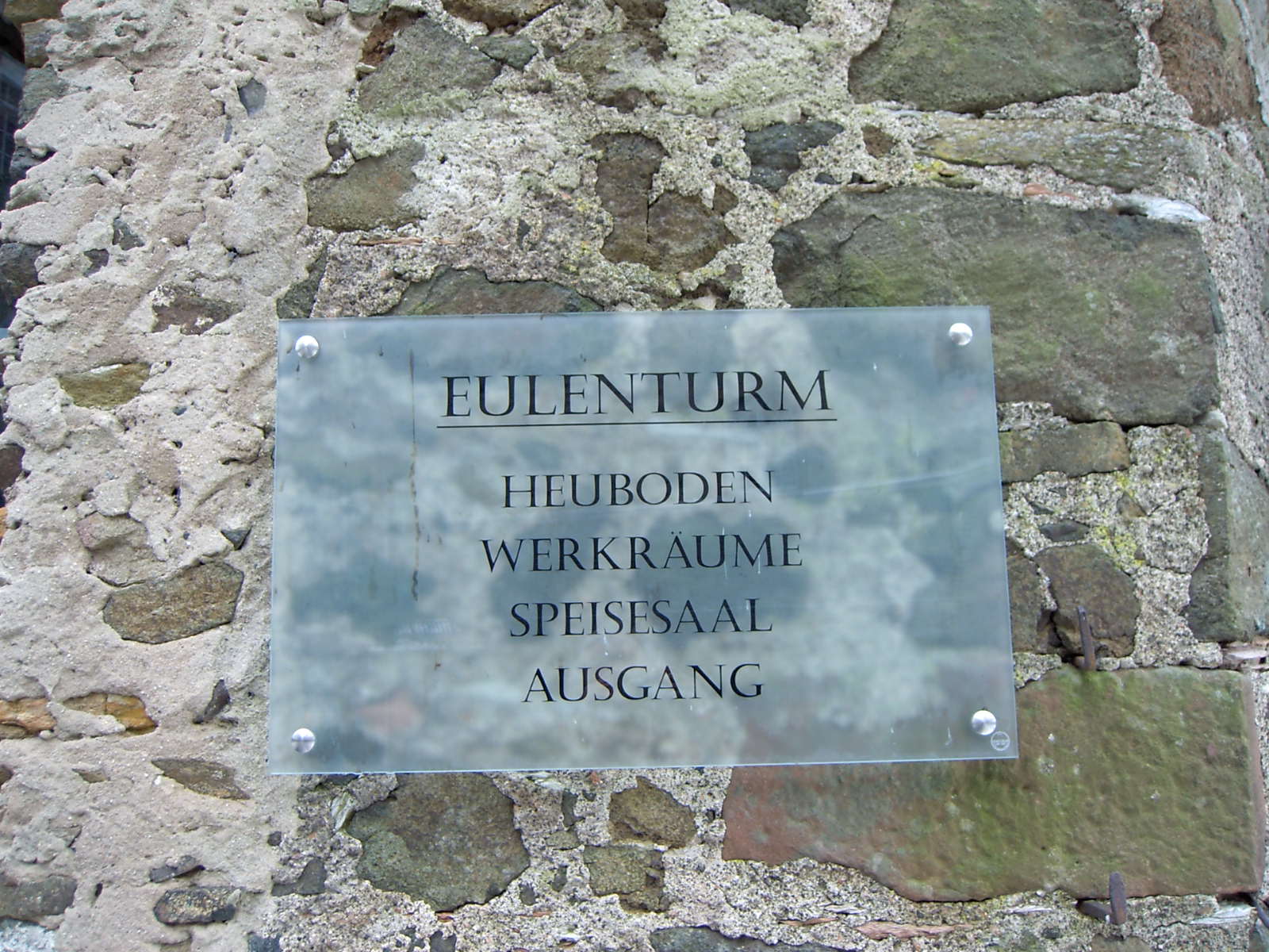 Jugendburg Hohensolms – Außenschild im historischen Umfeld
