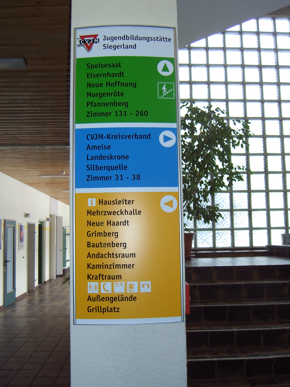 Farbiges Wegeleitsystem in einem Gebäude