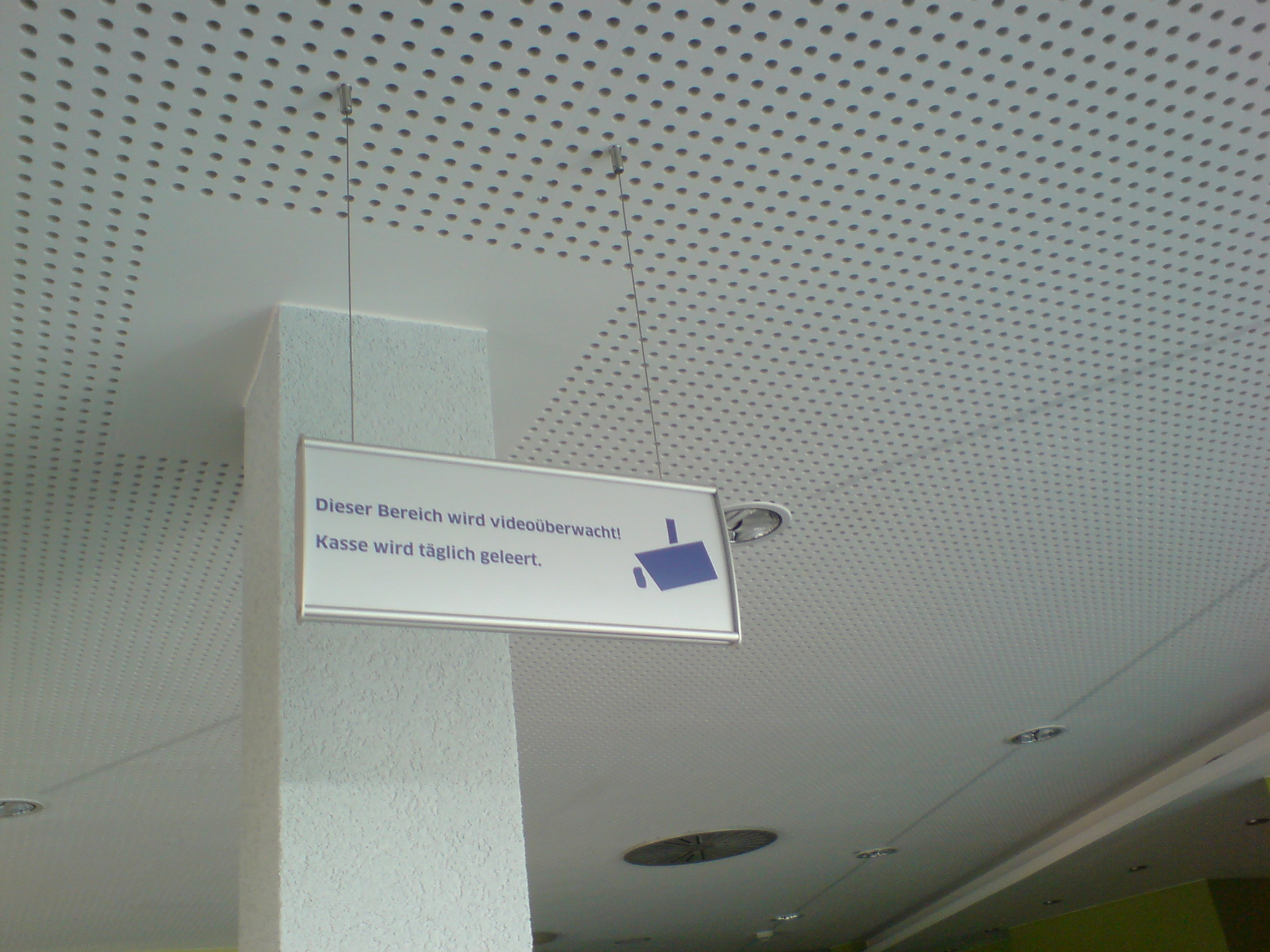 Deckenhängendes Informationsschild