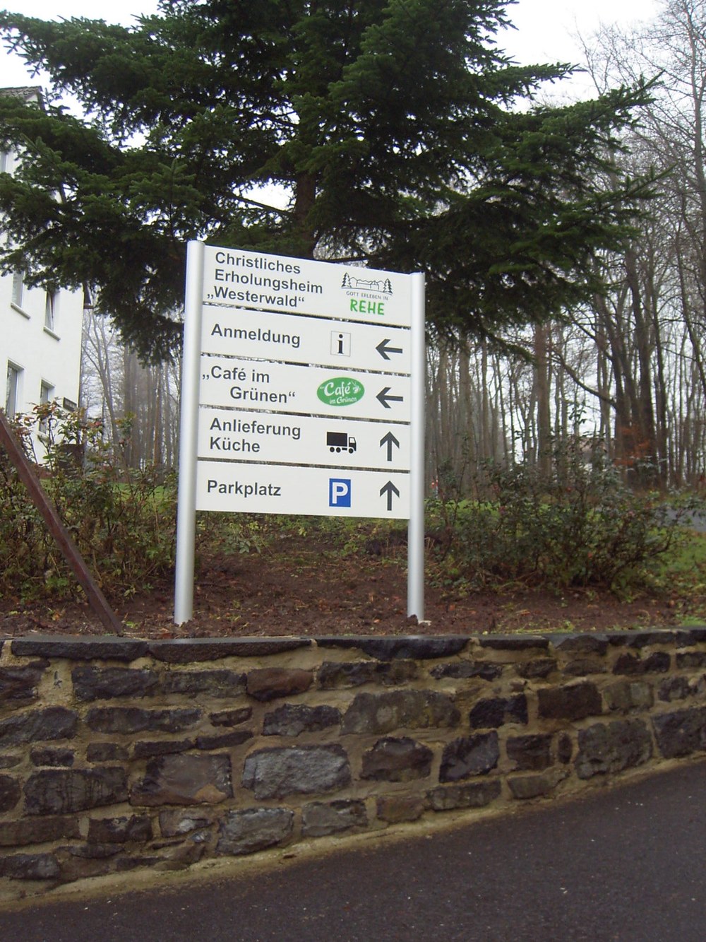 Christliches Erholungsheim Rehe – Freistehendes Außenschild als Geländewegweiser