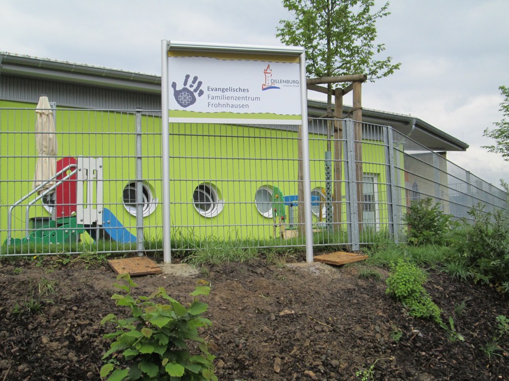Dillenburg-Frohnhausen – Außenschild der Kindertagesstätte