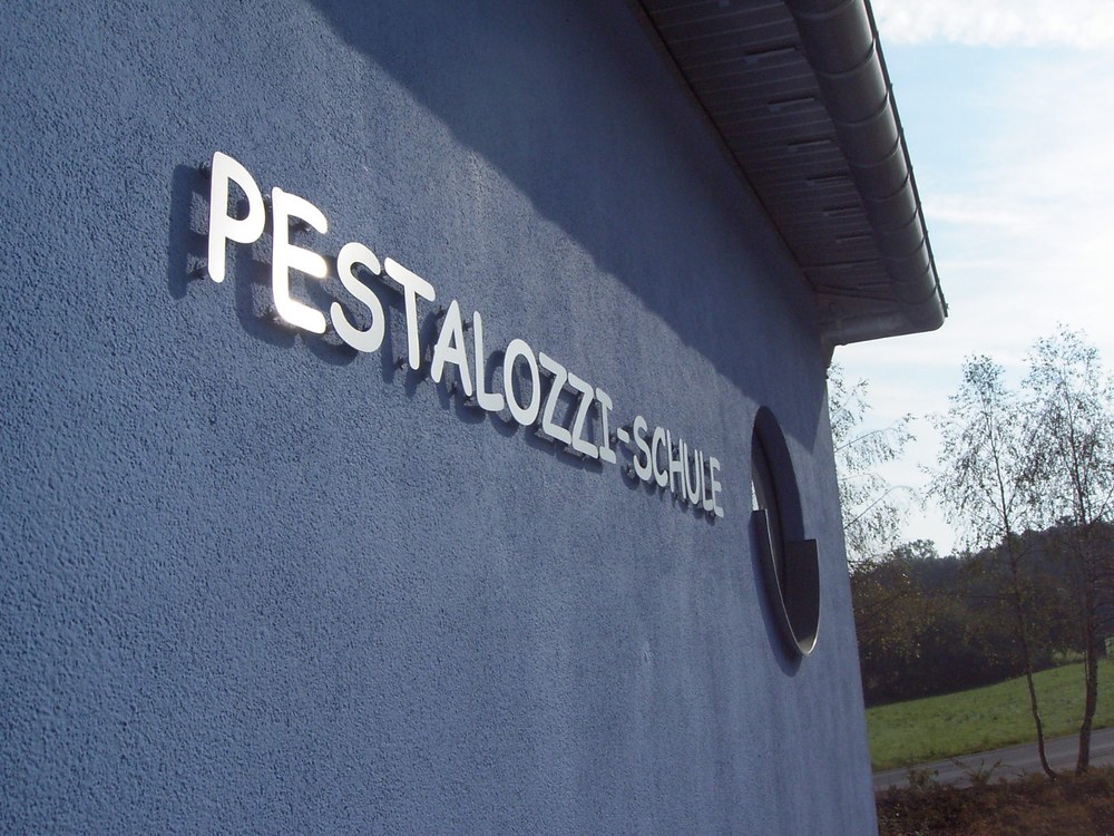 Pestalozzischule, Herborn-Schönbach – Mit Abstand montierte Wandbeschriftung